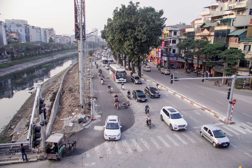 Cận Tết, đường Láng vẫn ngổn ngang sau xén dải phân cách - ảnh 1