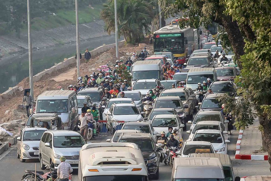 Cận Tết, đường Láng vẫn ngổn ngang sau xén dải phân cách - ảnh 2