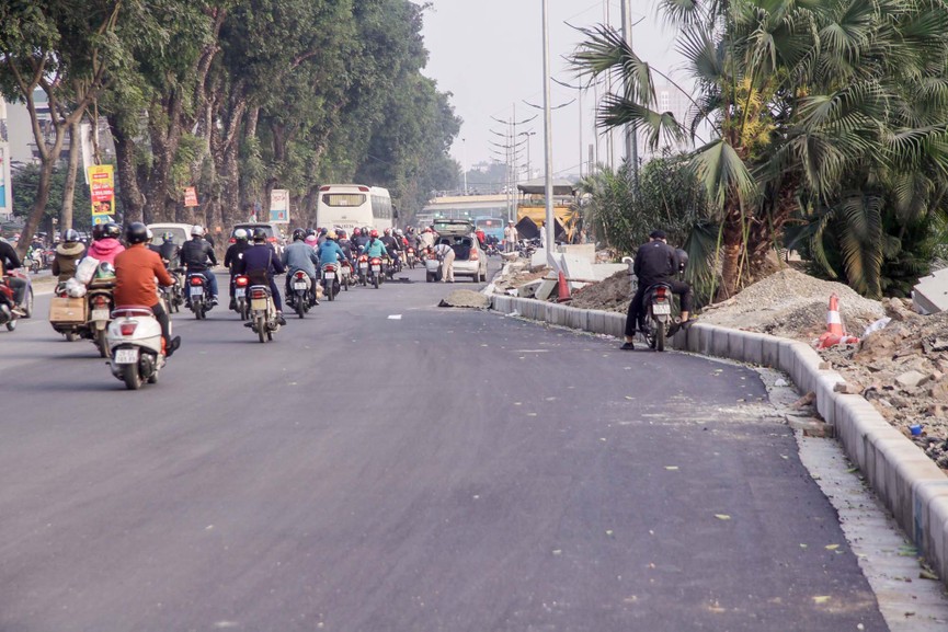 Cận Tết, đường Láng vẫn ngổn ngang sau xén dải phân cách - ảnh 3