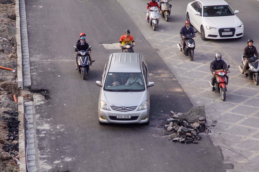 Cận Tết, đường Láng vẫn ngổn ngang sau xén dải phân cách - ảnh 4