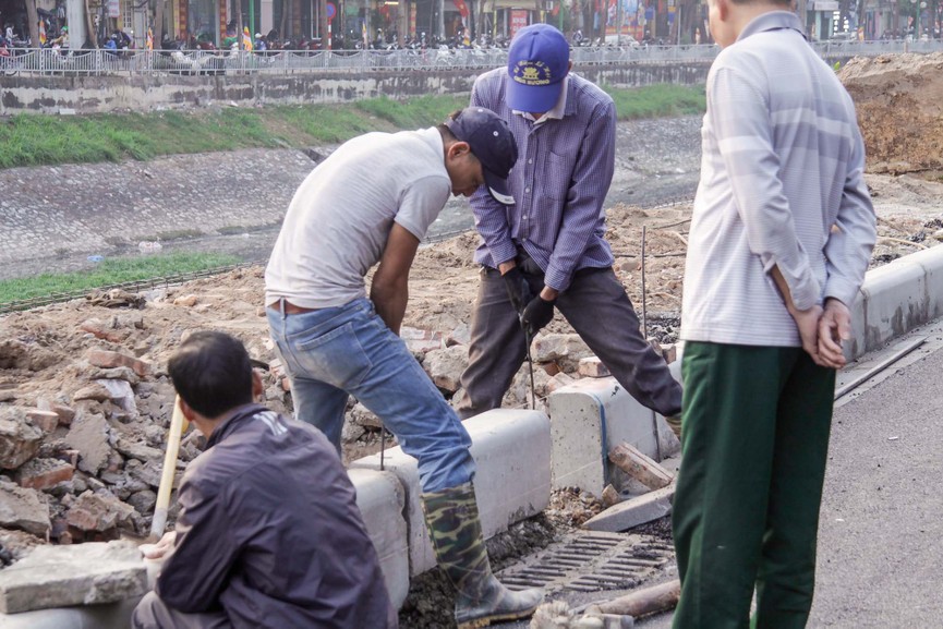 Cận Tết, đường Láng vẫn ngổn ngang sau xén dải phân cách - ảnh 7