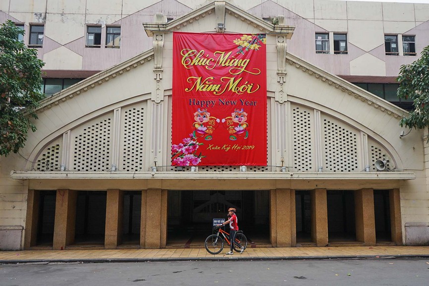 Ngắm Hà Nội bình yên, vắng lặng trong sáng mùng 1 Tết Kỷ Hợi - ảnh 10