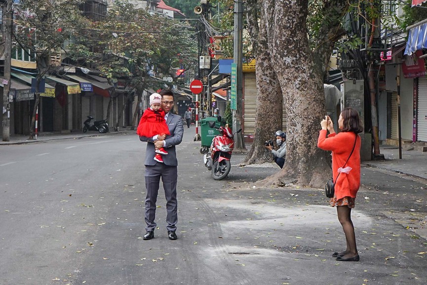 Ngắm Hà Nội bình yên, vắng lặng trong sáng mùng 1 Tết Kỷ Hợi - ảnh 12