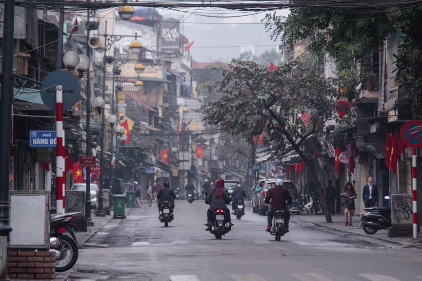 Ngắm Hà Nội bình yên, vắng lặng trong sáng mùng 1 Tết Kỷ Hợi - ảnh 8