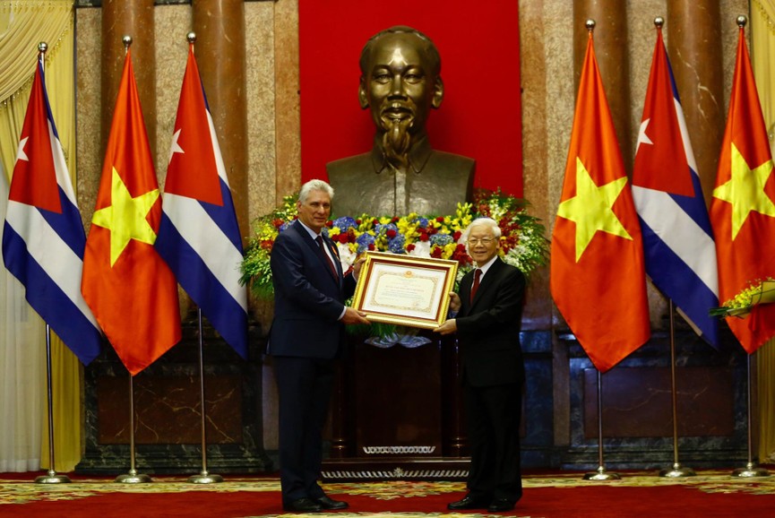 Lễ trao tặng Huân chương Hồ Chí Minh cho Chủ tịch Cuba - ảnh 4