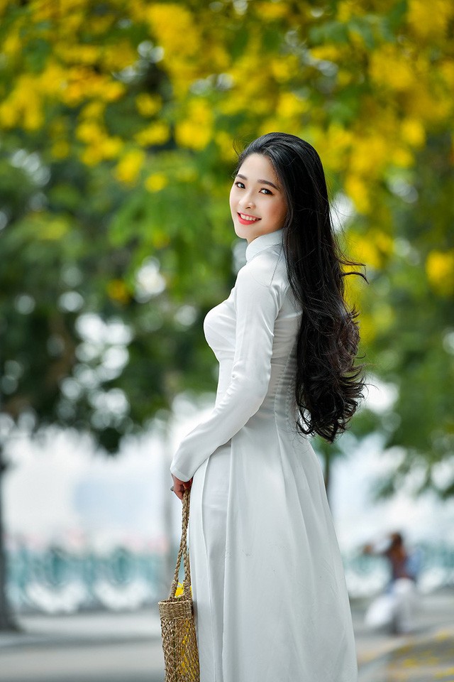 'Hot girl tráng bánh mướt' xứ Nghệ đẹp dịu dàng dưới tán hoàng yến - ảnh 12