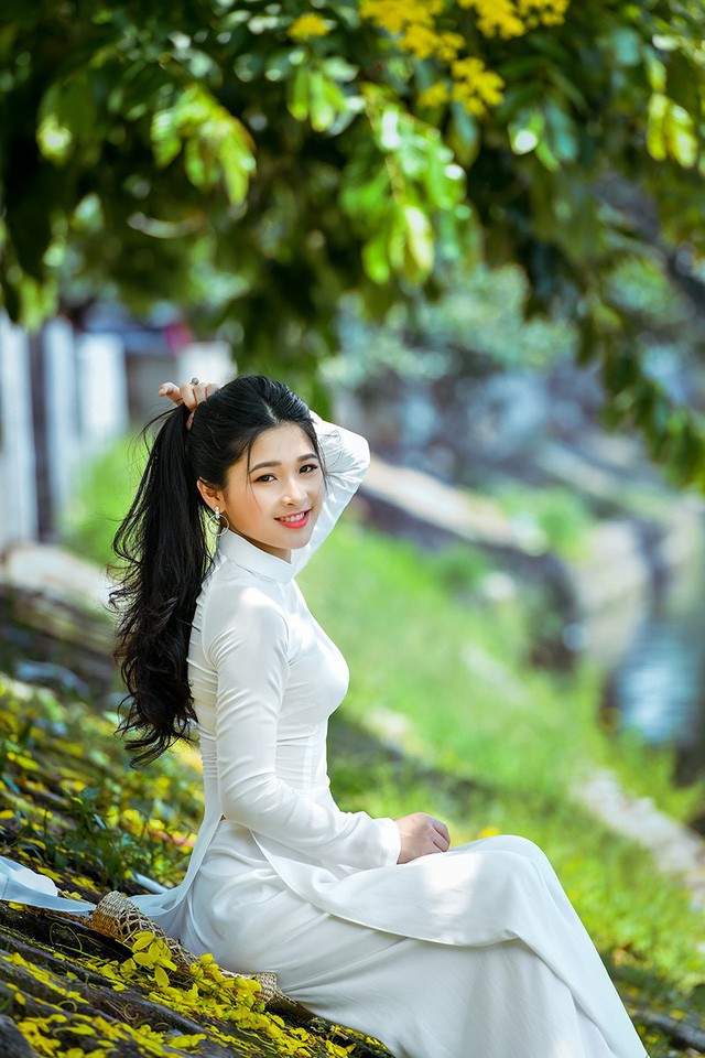 'Hot girl tráng bánh mướt' xứ Nghệ đẹp dịu dàng dưới tán hoàng yến - ảnh 5