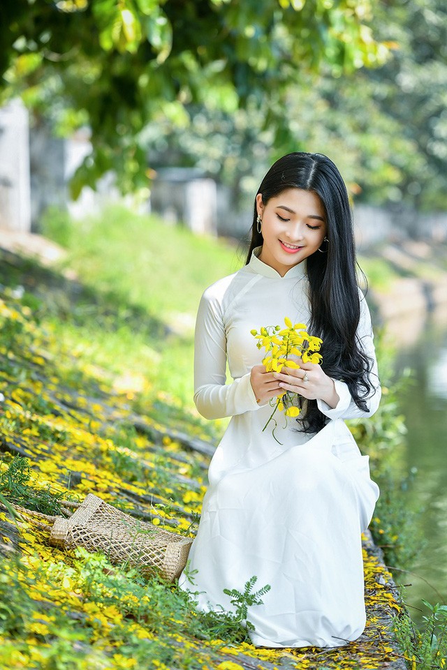 'Hot girl tráng bánh mướt' xứ Nghệ đẹp dịu dàng dưới tán hoàng yến - ảnh 6