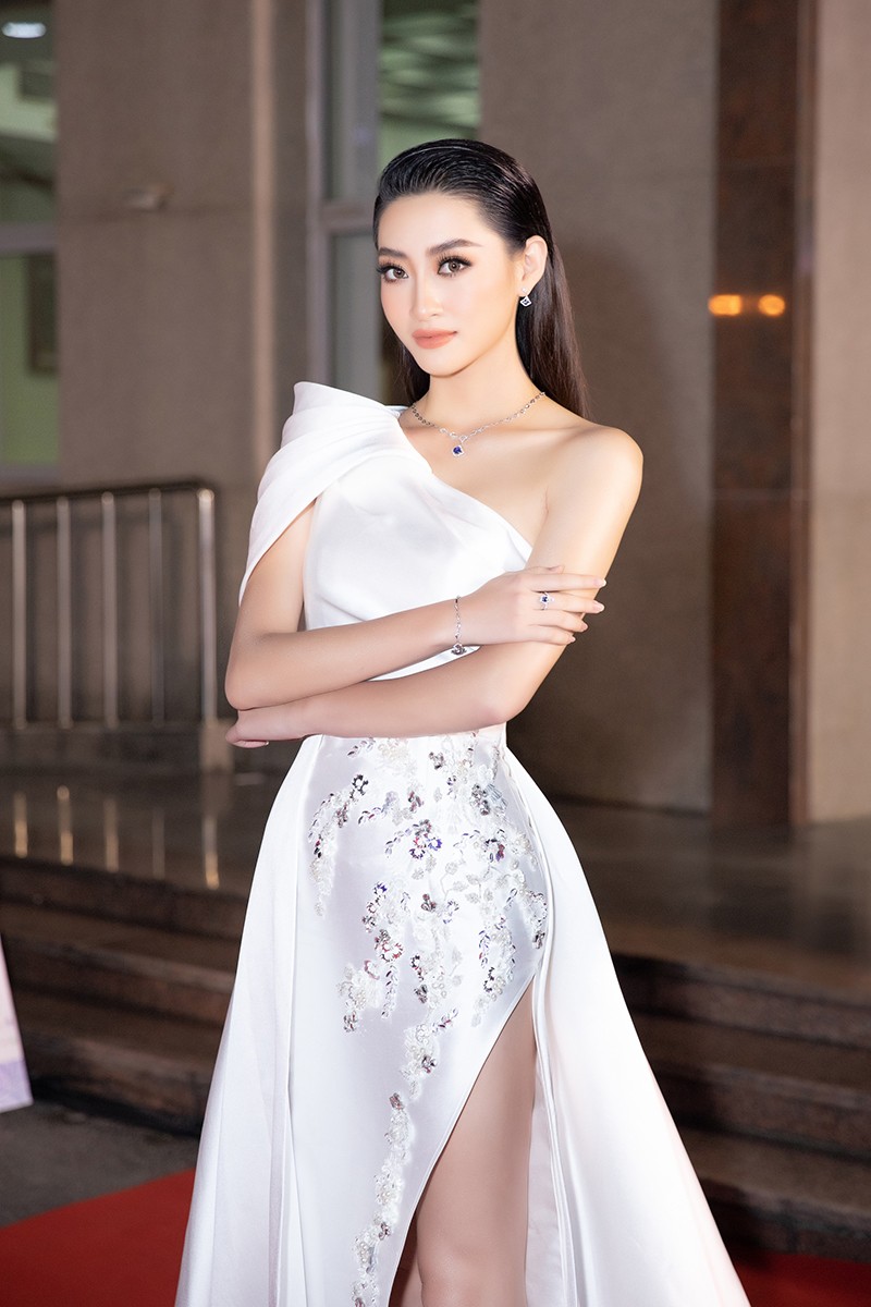 Tiểu Vy cùng dàn người đẹp khoe sắc rực rỡ trên thảm đỏ bán kết Hoa Hậu Việt Nam 2020 - ảnh 4