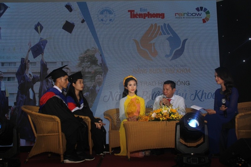 Hình ảnh ấn tượng tại Lễ trao học bổng Nâng bước thủ khoa 2018 - ảnh 2