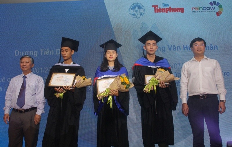 Hình ảnh ấn tượng tại Lễ trao học bổng Nâng bước thủ khoa 2018 - ảnh 7