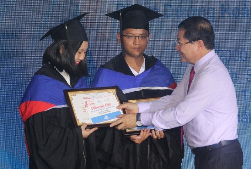 Hình ảnh ấn tượng tại Lễ trao học bổng Nâng bước thủ khoa 2018 - ảnh 4