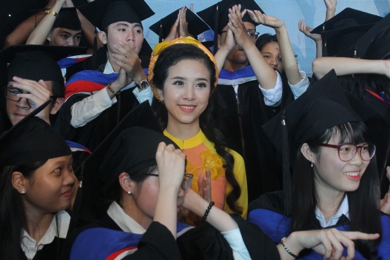 Hình ảnh ấn tượng tại Lễ trao học bổng Nâng bước thủ khoa 2018 - ảnh 9