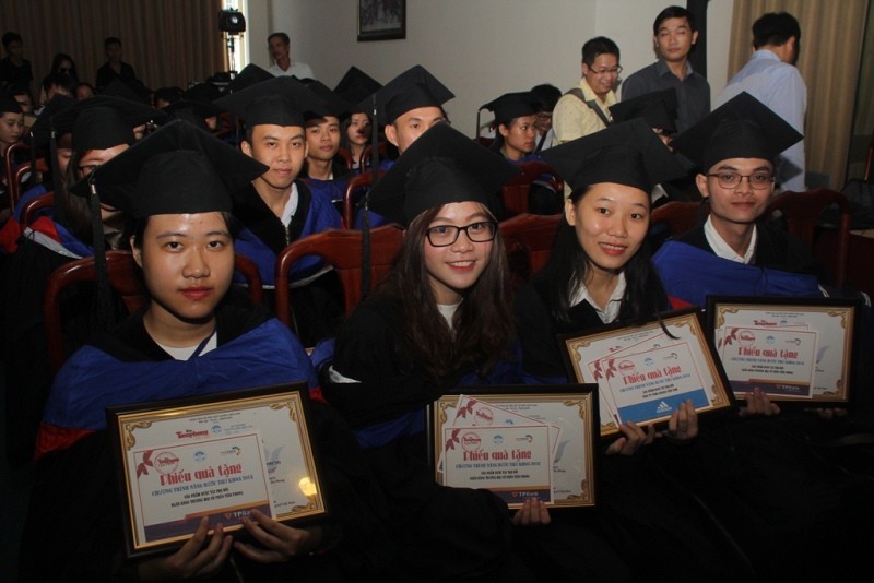 Hình ảnh ấn tượng tại Lễ trao học bổng Nâng bước thủ khoa 2018 - ảnh 12