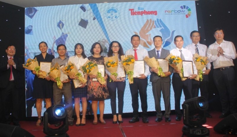 Hình ảnh ấn tượng tại Lễ trao học bổng Nâng bước thủ khoa 2018 - ảnh 1