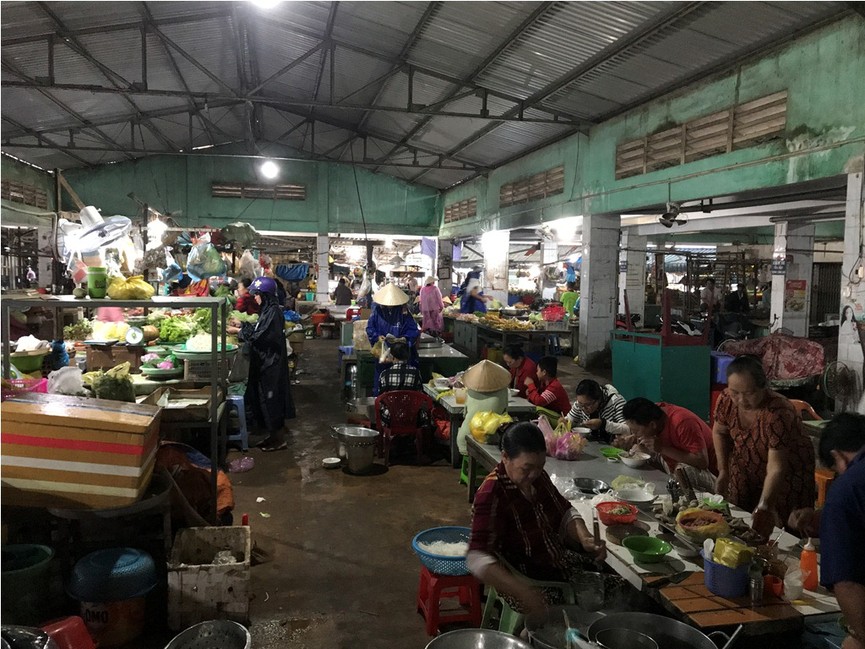 Người Sài Gòn tích trữ lương thực trước giờ bão số 9 đổ bộ - ảnh 1