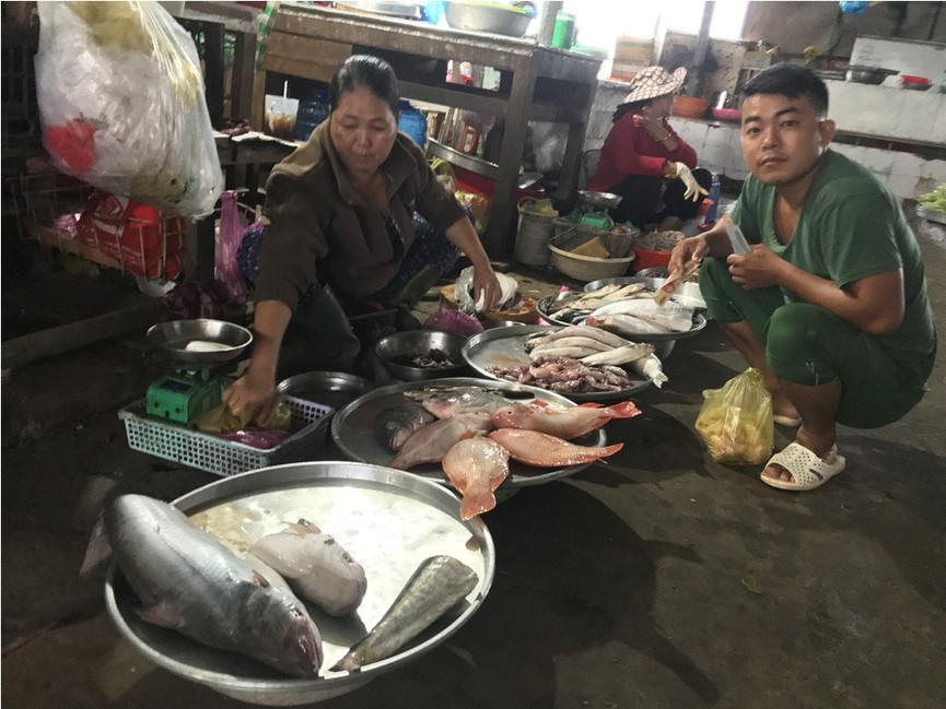 Người Sài Gòn tích trữ lương thực trước giờ bão số 9 đổ bộ - ảnh 2