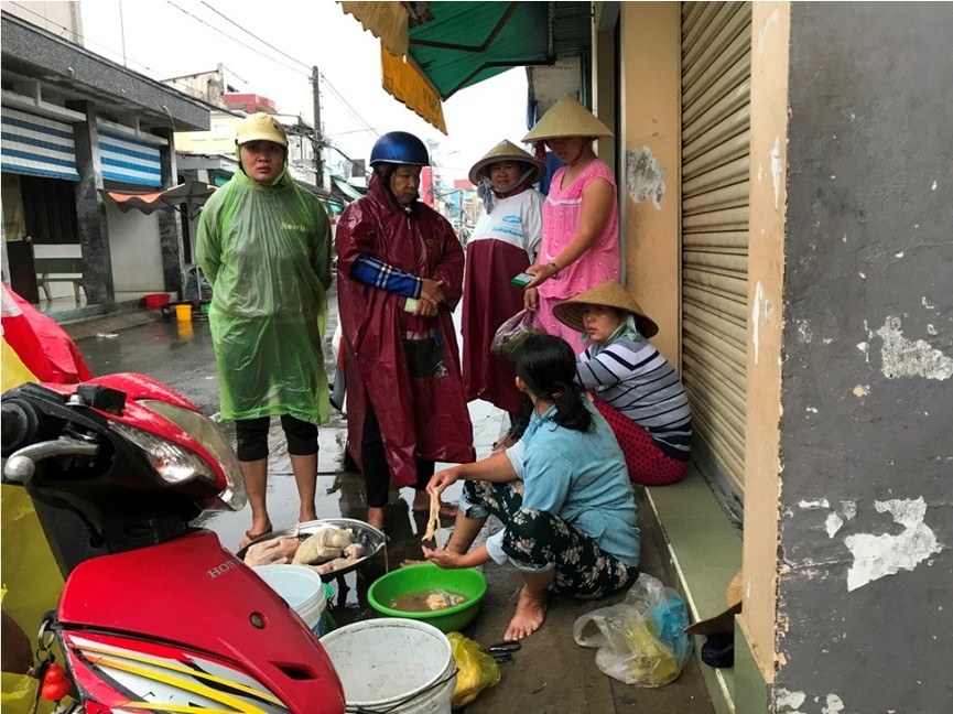 Người Sài Gòn tích trữ lương thực trước giờ bão số 9 đổ bộ - ảnh 4