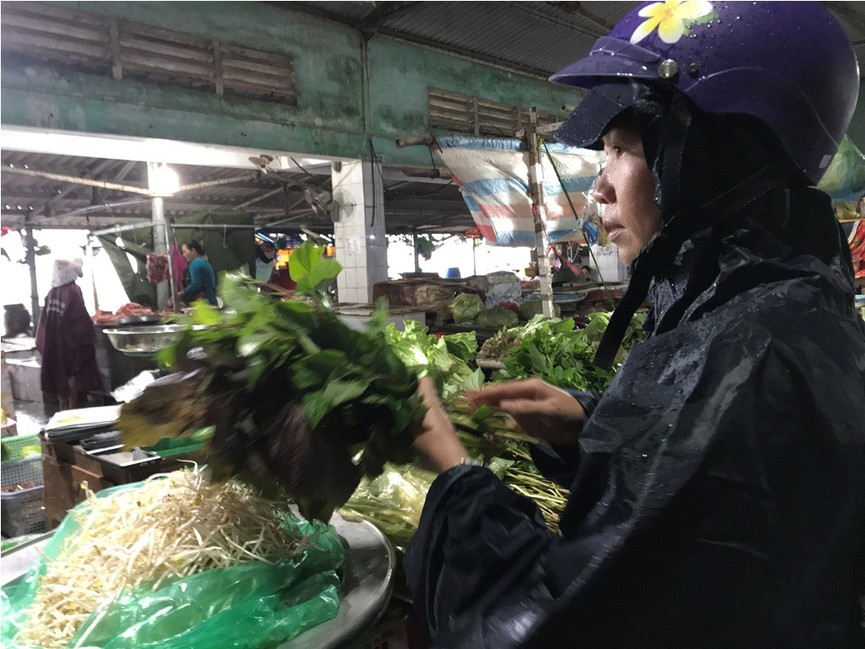 Người Sài Gòn tích trữ lương thực trước giờ bão số 9 đổ bộ - ảnh 10