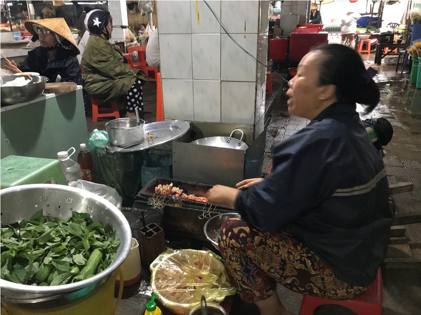 Người Sài Gòn tích trữ lương thực trước giờ bão số 9 đổ bộ - ảnh 9