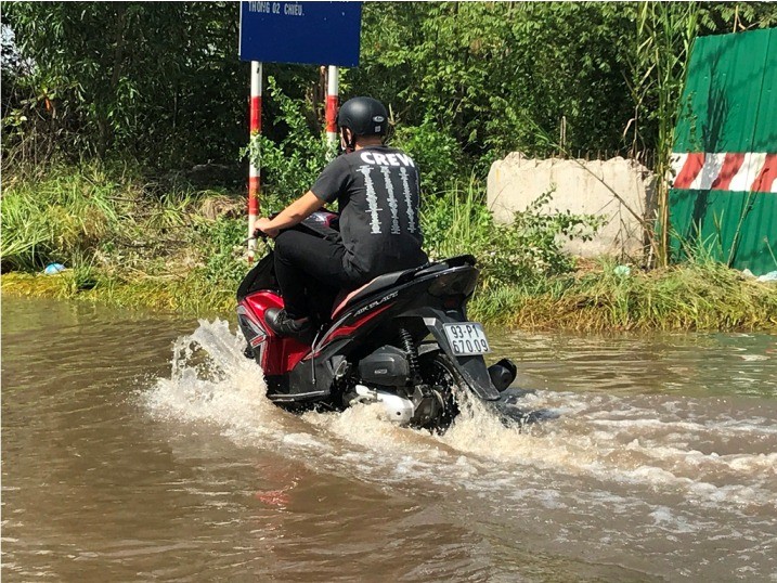 Hậu bão số 9, tuyến đường ở Thủ Thiêm vẫn ngập lút bánh xe - ảnh 2