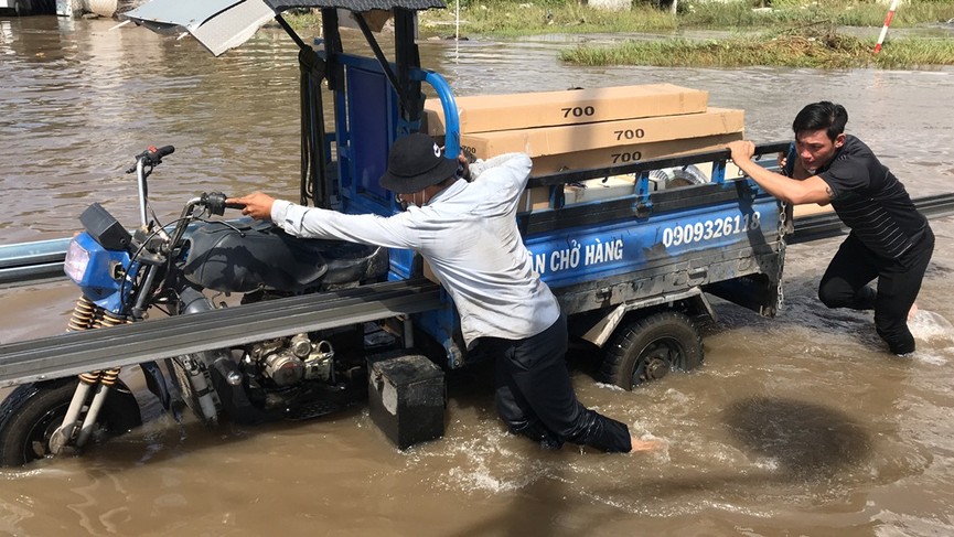 Hậu bão số 9, tuyến đường ở Thủ Thiêm vẫn ngập lút bánh xe - ảnh 7