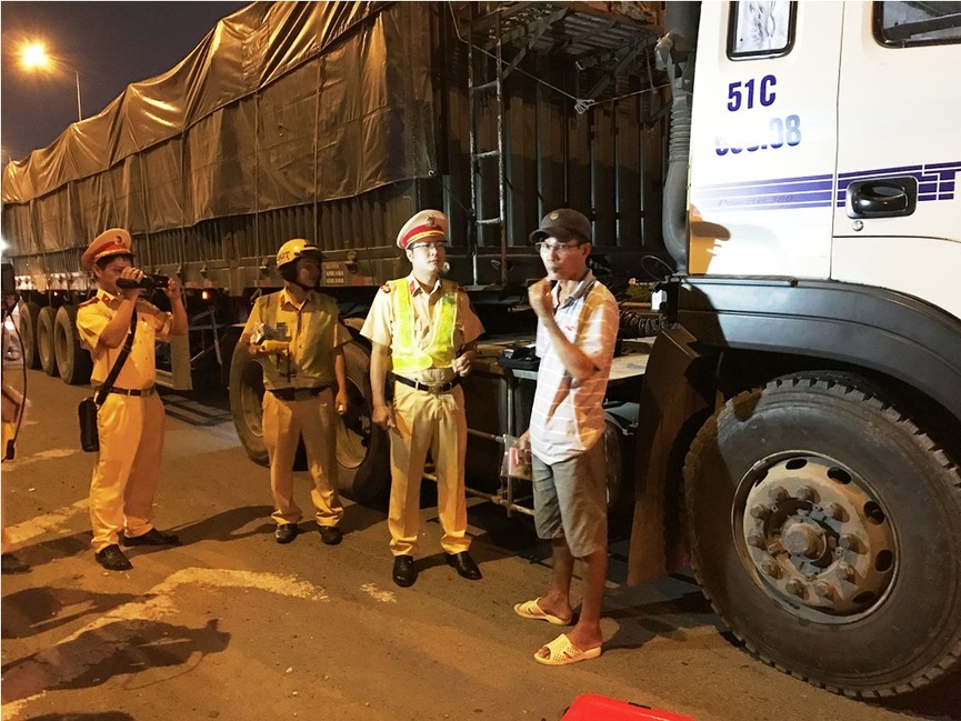 Trắng đêm theo chân CSGT kiểm tra ma tuý tài xế xe container - ảnh 2