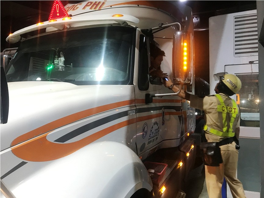 Trắng đêm theo chân CSGT kiểm tra ma tuý tài xế xe container - ảnh 10