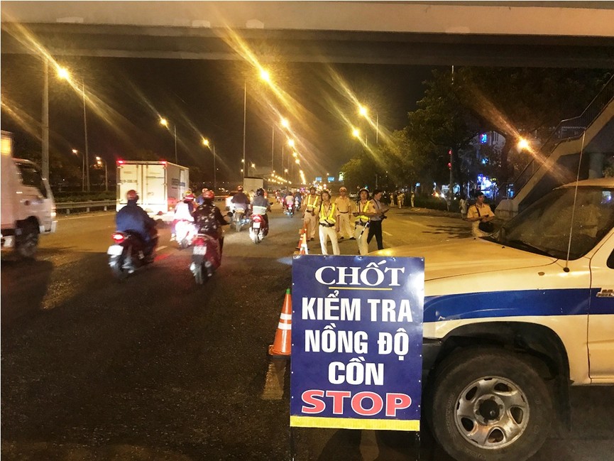 Trắng đêm theo chân CSGT kiểm tra ma tuý tài xế xe container - ảnh 1