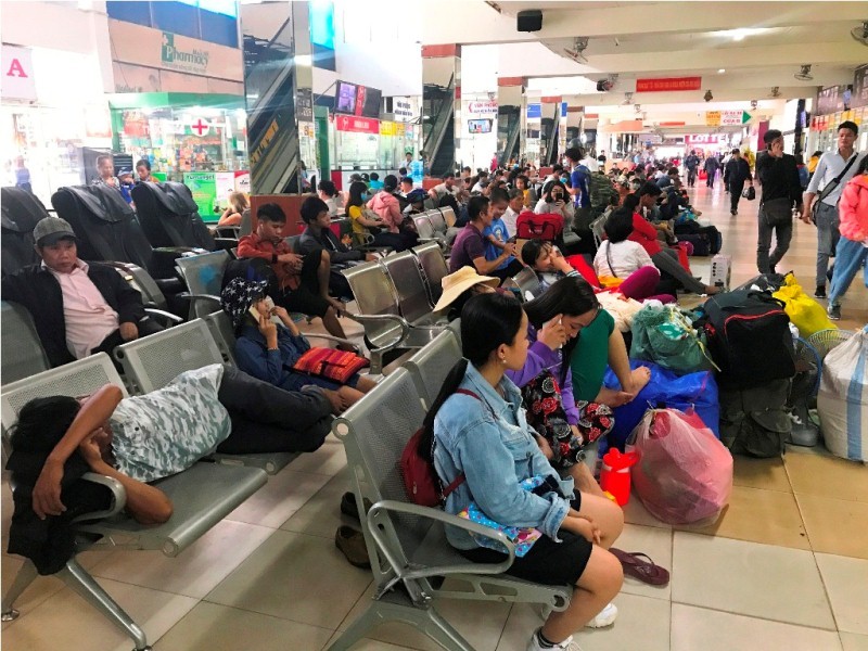 Chưa đến ngày nghỉ Tết, các bến xe ở Sài Gòn đã đông nghẹt người - ảnh 1