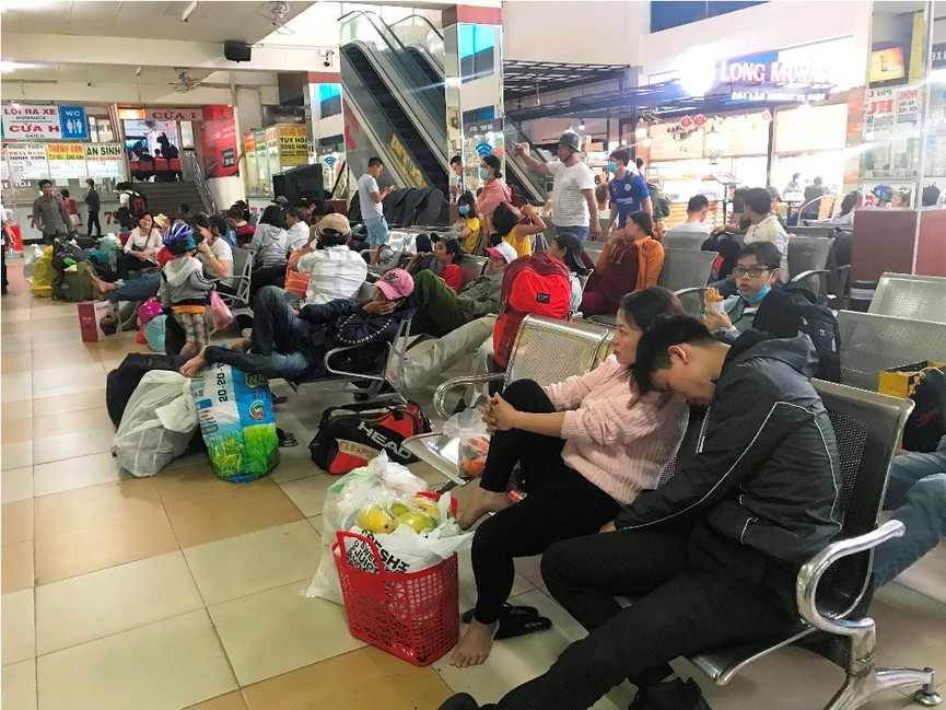 Chưa đến ngày nghỉ Tết, các bến xe ở Sài Gòn đã đông nghẹt người - ảnh 2