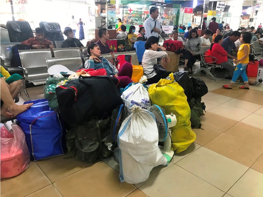 Chưa đến ngày nghỉ Tết, các bến xe ở Sài Gòn đã đông nghẹt người - ảnh 3