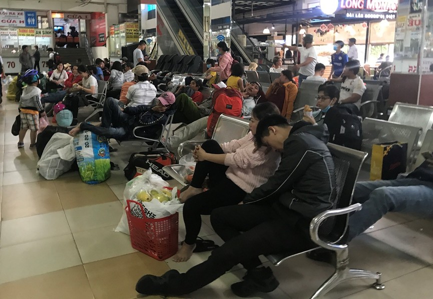 Chưa đến ngày nghỉ Tết, các bến xe ở Sài Gòn đã đông nghẹt người - ảnh 4