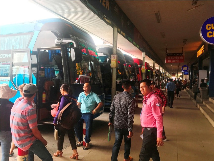 Chưa đến ngày nghỉ Tết, các bến xe ở Sài Gòn đã đông nghẹt người - ảnh 11
