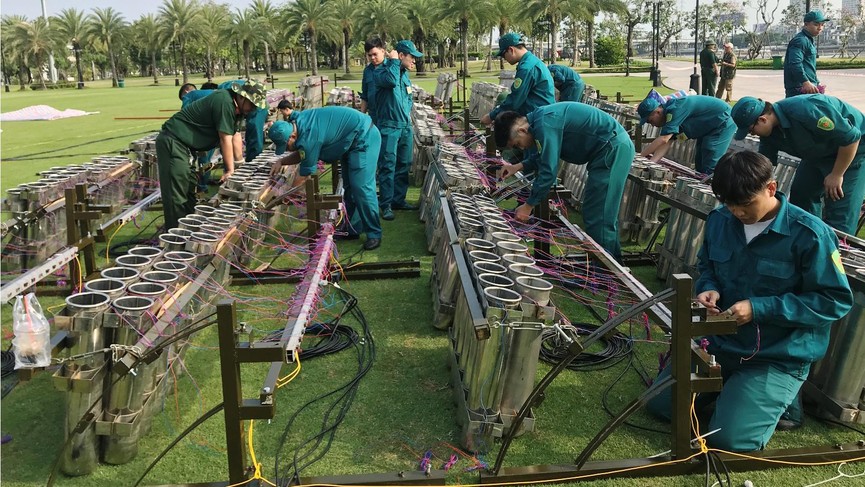 Cận cảnh trận địa pháo hoa ở TP.HCM trước giờ khai hỏa - ảnh 3