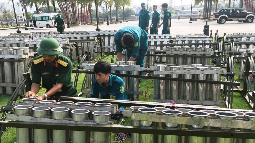 Cận cảnh trận địa pháo hoa ở TP.HCM trước giờ khai hỏa - ảnh 8