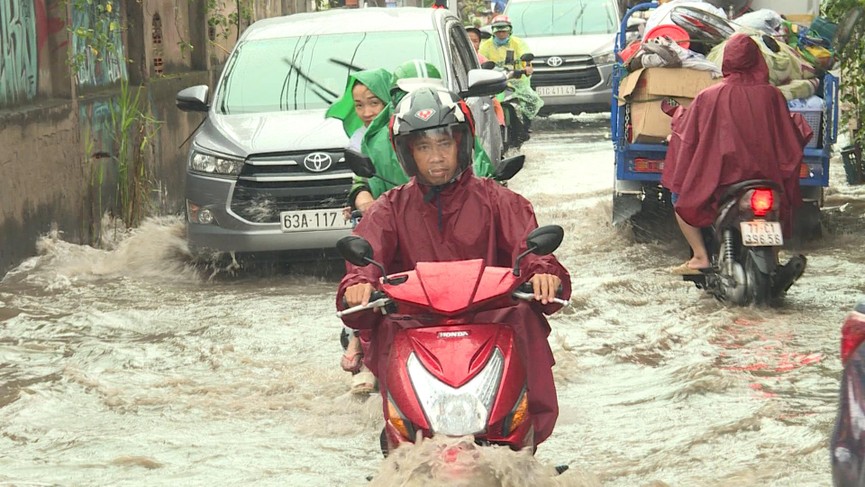 Khu nhà giàu ở Sài Gòn ngập lênh láng sau cơn mưa - ảnh 1