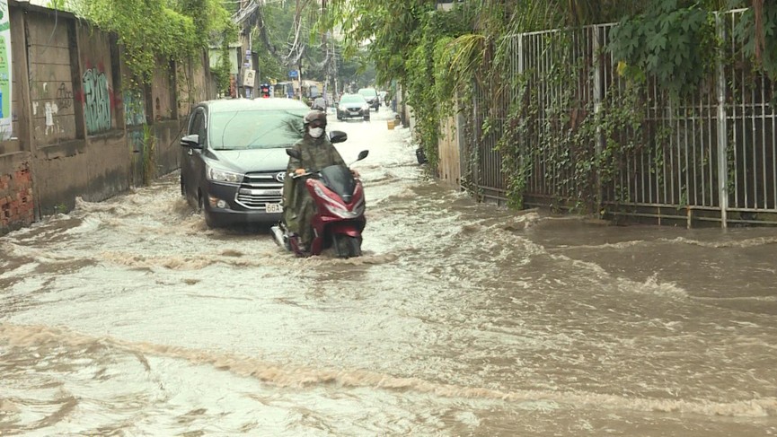 Khu nhà giàu ở Sài Gòn ngập lênh láng sau cơn mưa - ảnh 3
