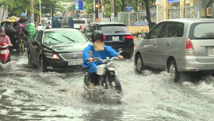 Khu nhà giàu ở Sài Gòn ngập lênh láng sau cơn mưa - ảnh 5