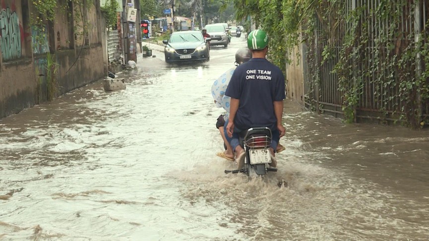 Khu nhà giàu ở Sài Gòn ngập lênh láng sau cơn mưa - ảnh 7