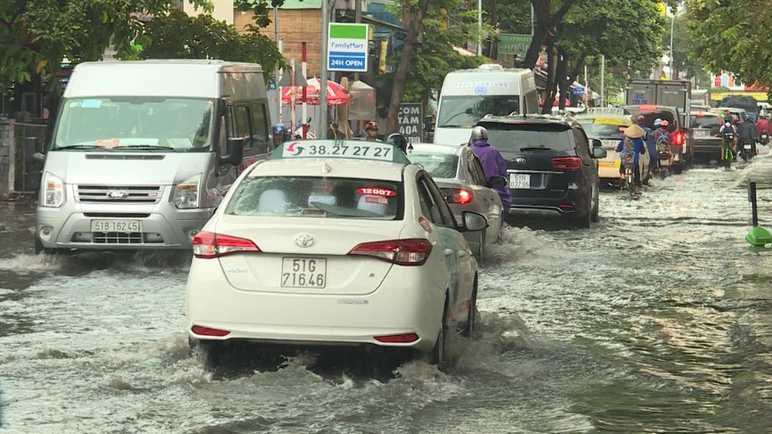 Khu nhà giàu ở Sài Gòn ngập lênh láng sau cơn mưa - ảnh 8