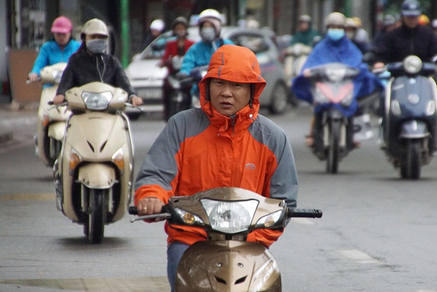 Học sinh Hà Nội hối hả đến trường ngày trở lạnh - ảnh 1