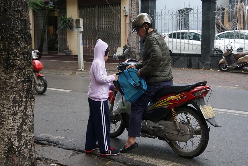 Học sinh Hà Nội hối hả đến trường ngày trở lạnh - ảnh 2