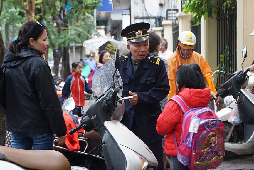Học sinh Hà Nội hối hả đến trường ngày trở lạnh - ảnh 4