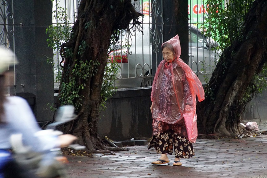Học sinh Hà Nội hối hả đến trường ngày trở lạnh - ảnh 7