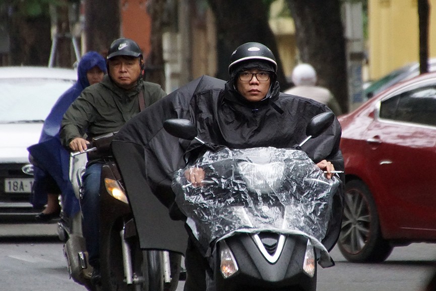 Học sinh Hà Nội hối hả đến trường ngày trở lạnh - ảnh 8