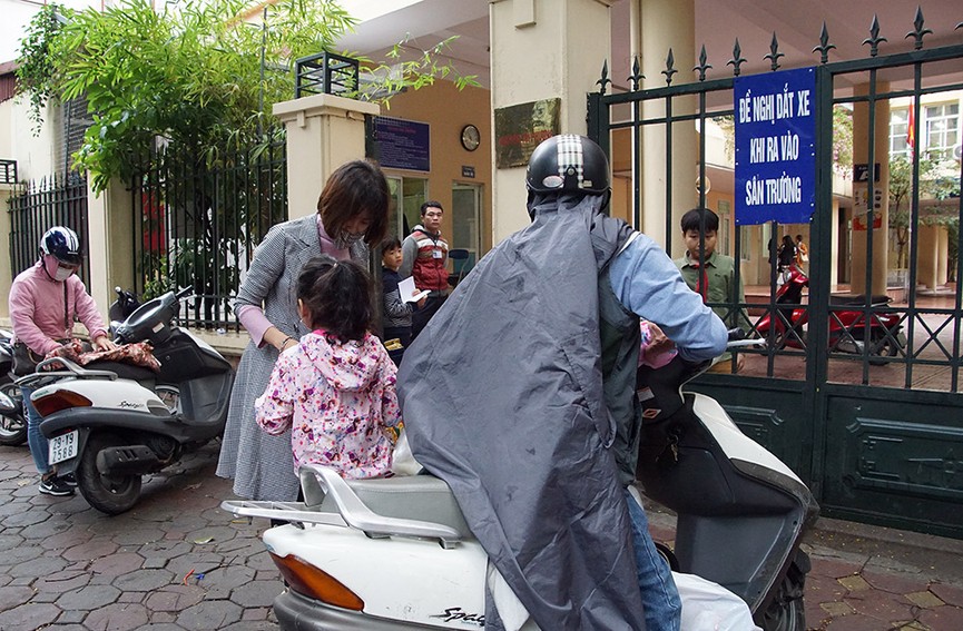 Học sinh Hà Nội hối hả đến trường ngày trở lạnh - ảnh 10