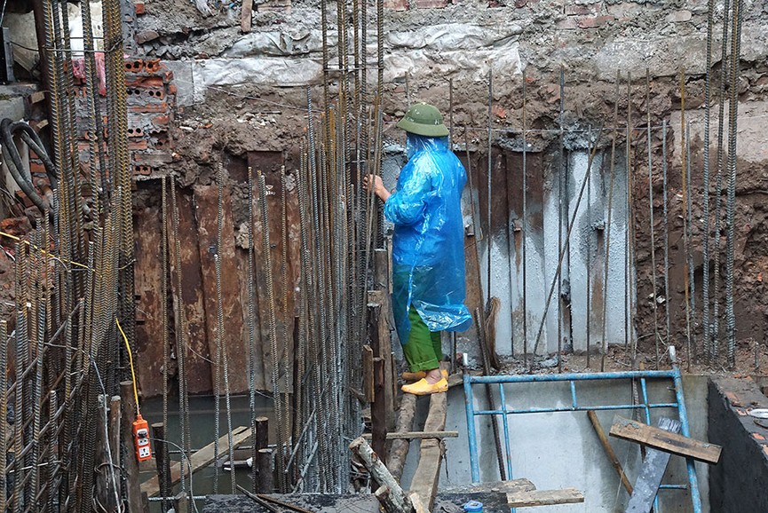 Học sinh Hà Nội hối hả đến trường ngày trở lạnh - ảnh 12