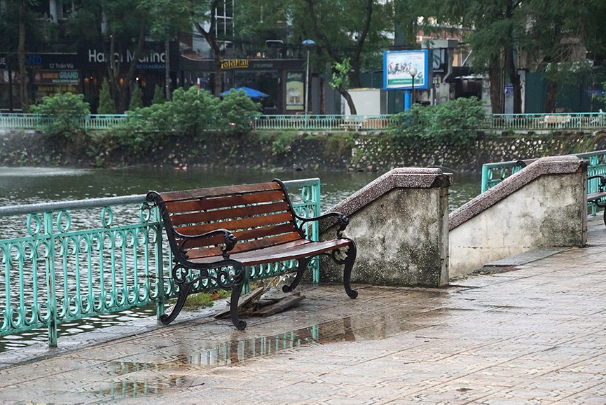 Học sinh Hà Nội hối hả đến trường ngày trở lạnh - ảnh 13