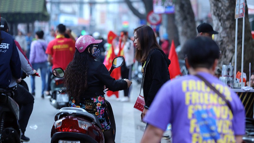 Vé chợ đen 'nóng' trước trận Việt Nam - Campuchia - ảnh 12